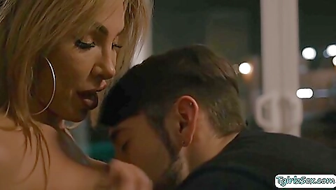 Big-ass stepmom with a huge ass fucked deepthroating