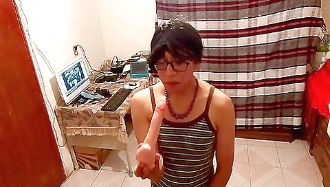 Latina brunette slut with beautiful body tries deepthroat