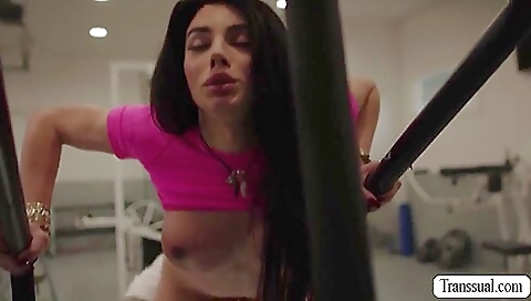 Bald stud rides his fat blonde girlfriend in the gym