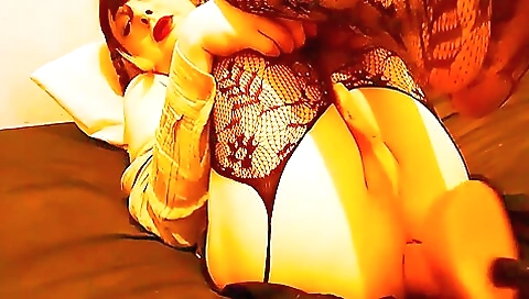 Horny brunette enjoys fucking her asshole and pussy