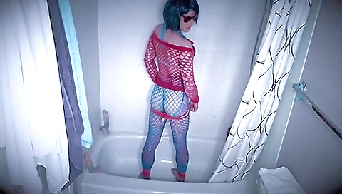 Latina girl gets her pussy deepthroated in the shower